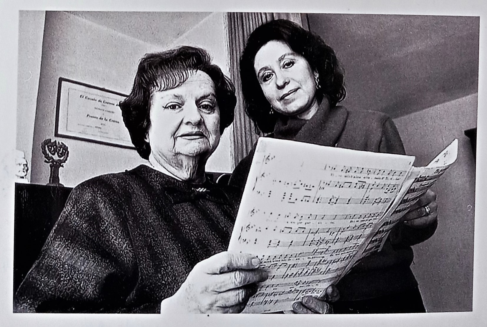 Patricia Vásquez junto a la pianista Elvira Savi. Archivo personal de la intérprete. Fecha indeterminada.