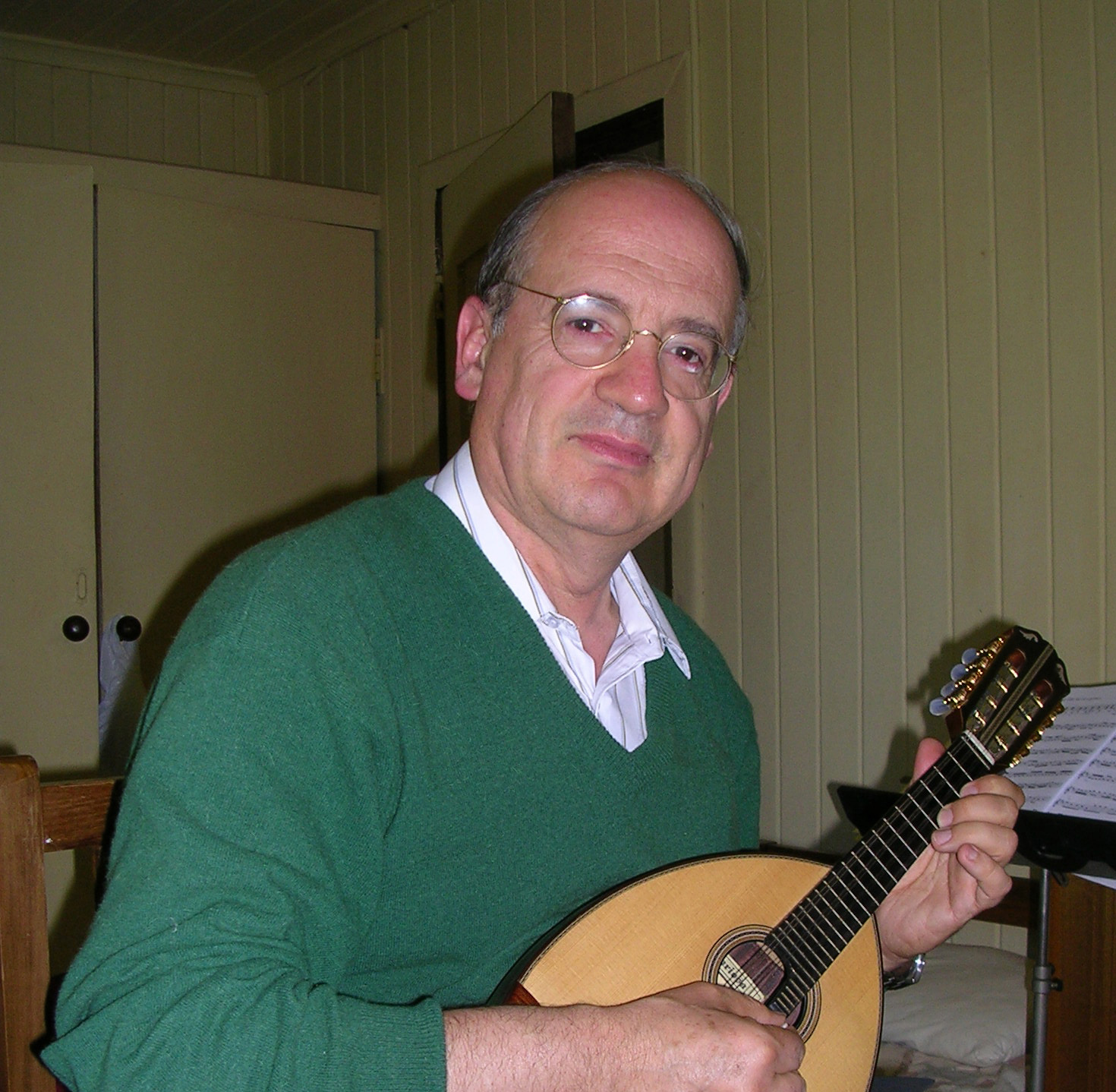 Ernesto Quezada con mandolina