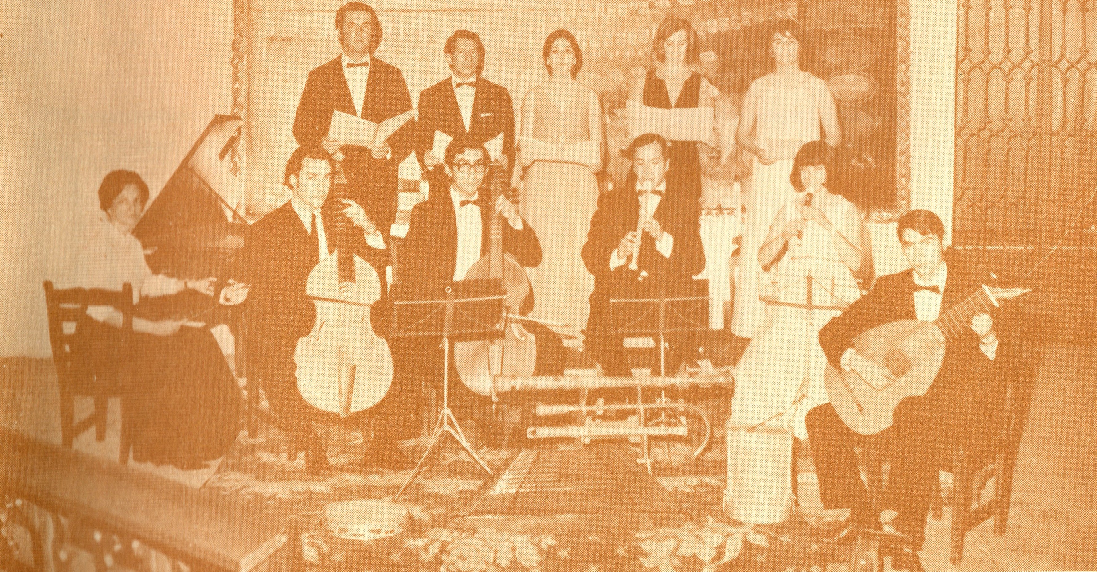Conjunto de Música Antigua de la Universidad Católica de Chile.  Fotografía en Programa de Concierto realizado en el Alice Tully Hall del Lincoln Center de Nueva York, marzo 1970-